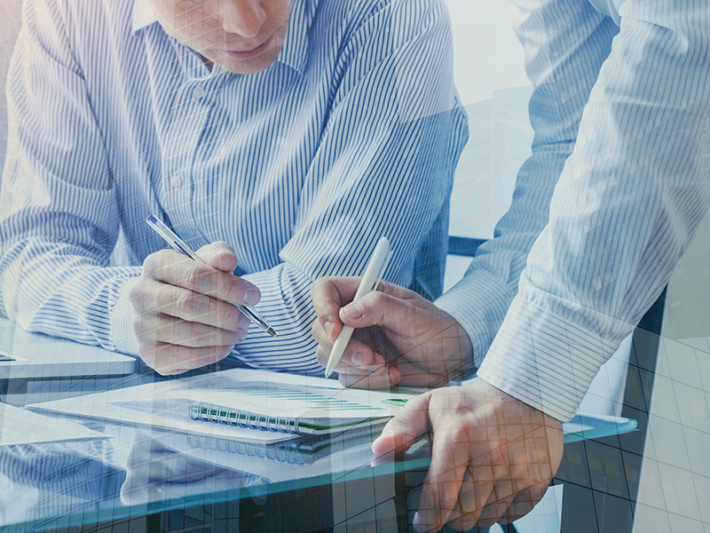 team of business people working together in the office, teamwork Consulting, Beratung, Digitalisierung, IT, Corporate Identitiy, Digitalisierung, DMS, Projektmanagement, Interim Management und M&A in Bonn